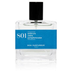 Bon Parfumeur 801 Sea Spray in einer durchsichtigen Glasflasche mit blauem Etikett und schwarzem Verschluss, Parfum.