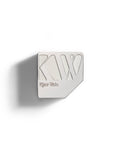 Kjaer Weis Iconic Edition Creme-Foundation – silberner Metallkasten, weißer Hintergrund – Make-up