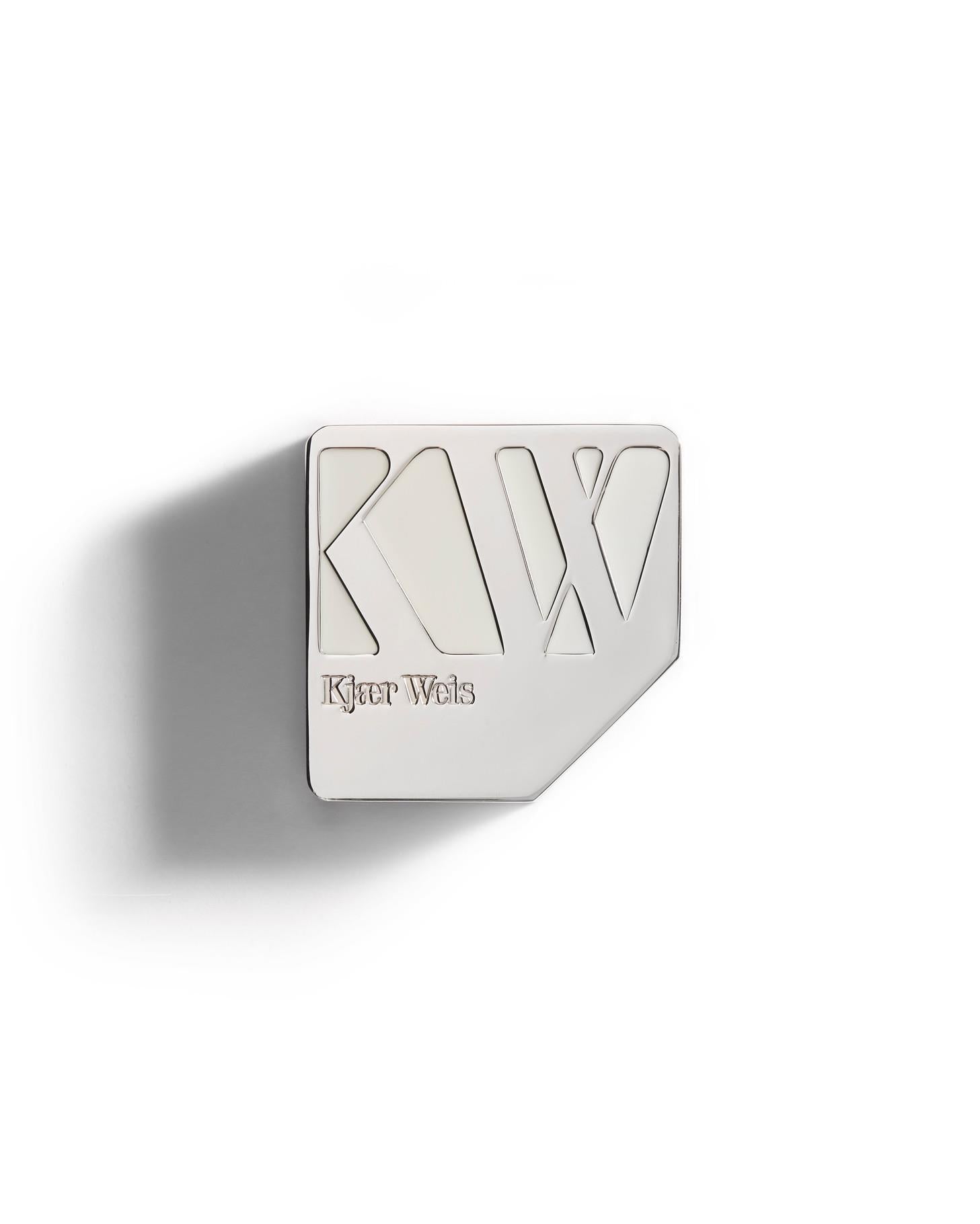 Kjaer Weis Iconic Edition Creme-Foundation – silberner Metallkasten, weißer Hintergrund – Make-up