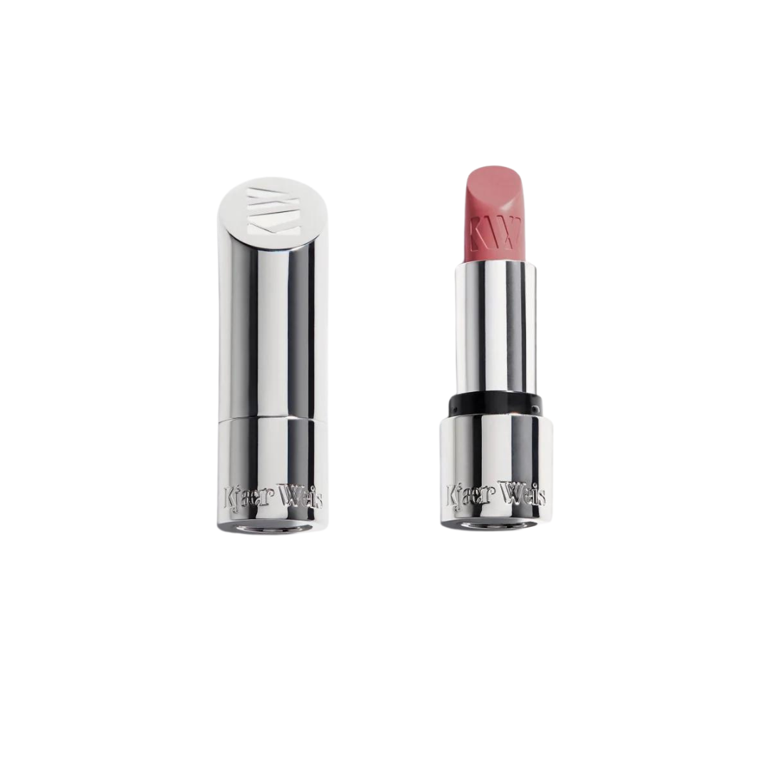 Kjaer Weis Lip Stick Mesmerize – rosafarbener Stift in silberner Tube, weißer Hintergrund – Lippenstift