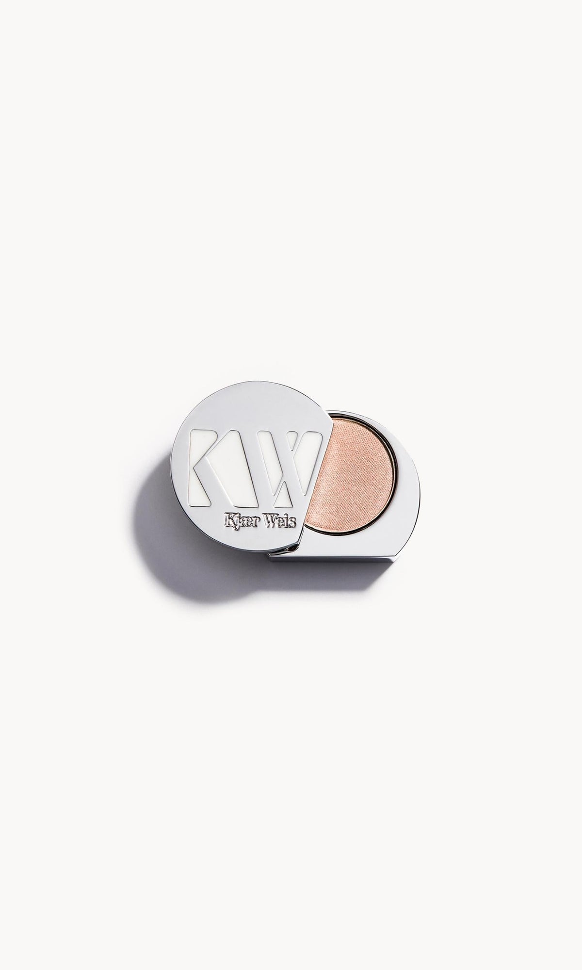 Kjaer Weis Eye Shadow Refill, Lidschatten-Nachfüllung in silberner Metallverpackung, geöffnet, schimmernder Beigeton.