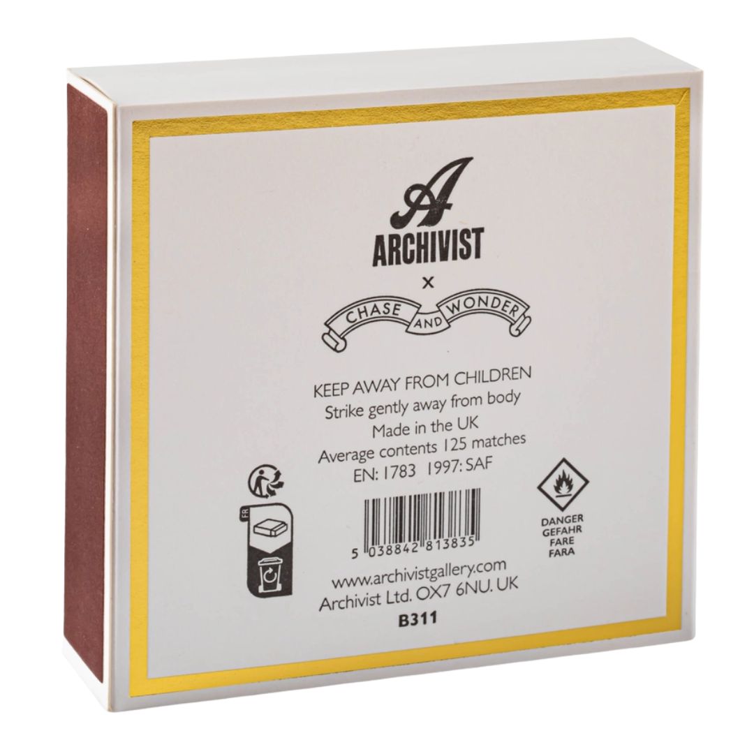 Archivist x Chase and Wonder Fireside – weiße Schachtel mit goldener Umrandung, 125 Streichhölzer – Duftkerzen