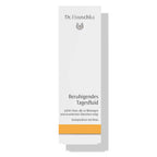 Dr. Hauschka Beruhigendes Tagesfluid – weißes Kartonpaket mit orangefarbenem Streifen, weißer Hintergrund – Hautpflege