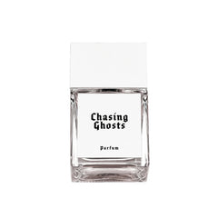 Chasing Ghosts Parfum – klares Glasflakon mit weißem Etikett und Deckel, weißer Hintergrund – Parfüm