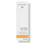 Dr. Hauschka Aktivierendes Tagesfluid – 50ml, weißes Karton mit orangefarbenem Streifen, weißer Hintergrund – Hautpflege