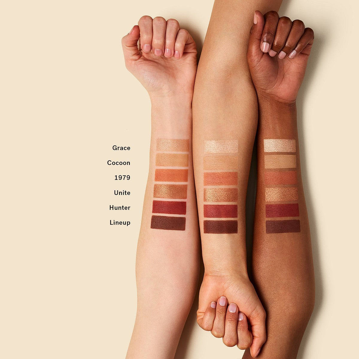 The Necessary Eyeshadow Palette – Swatches auf drei Hauttönen, beige Hintergrund – Augenmake-up