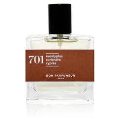 Bon Parfumeur 701 Parfumflasche mit schwarzem Verschluss und braunem Etikett auf weißem Hintergrund, Duft