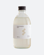 Smoothiebody Bath Urban Botanical – 300ml glass bottle with black screw cap, white label, light gray background – bath care