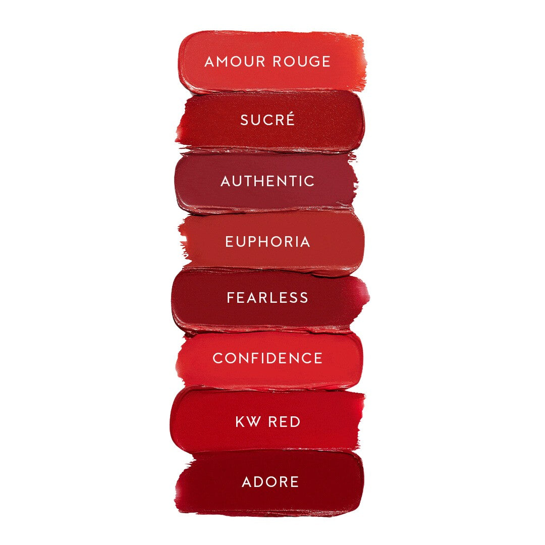 Red Edit Lipstick Farbvarianten – rote Lippenstift-Swatches auf weißem Hintergrund – Make-up