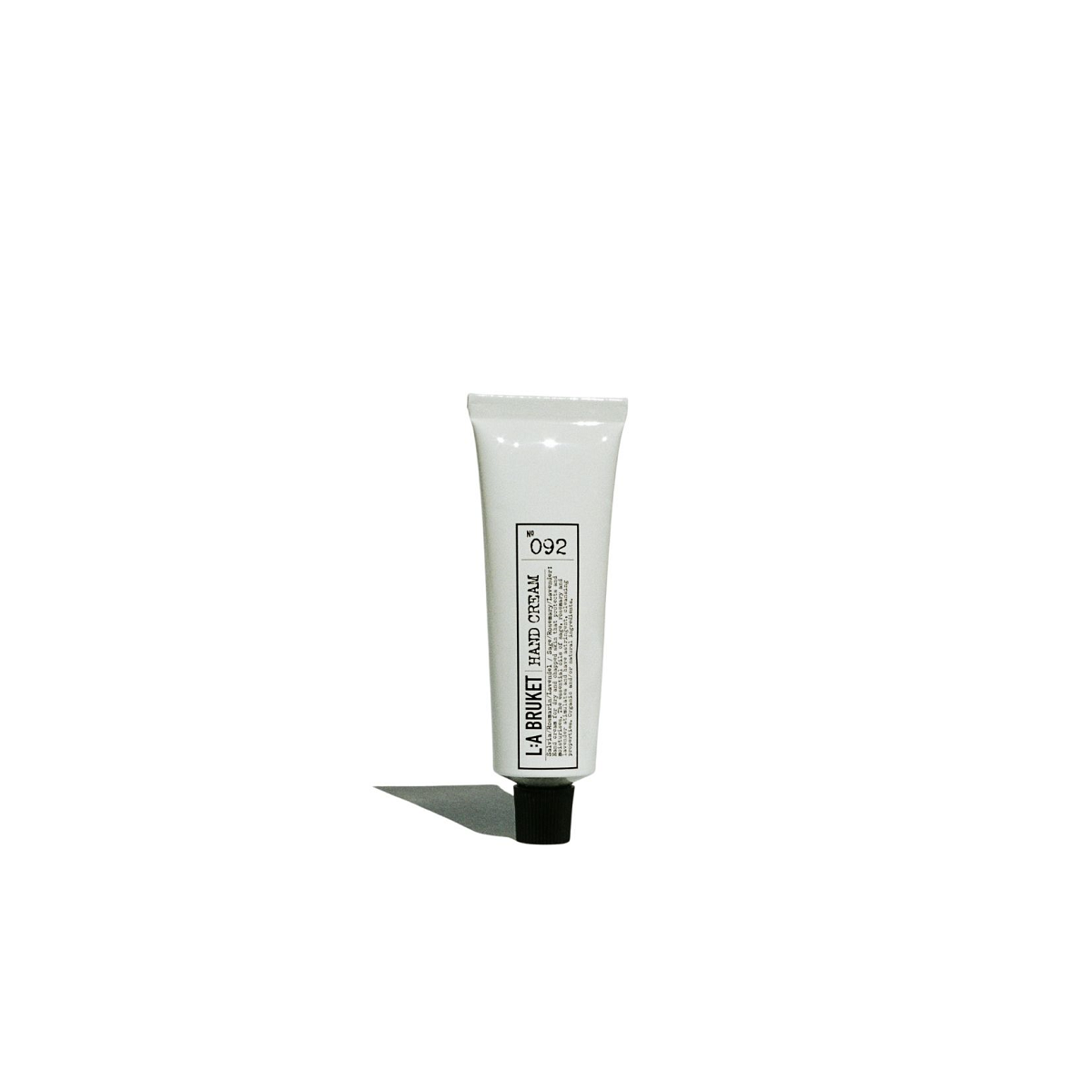 L:A BRUKET Handcreme Nr. 092 – weiße Tube mit schwarzem Deckel, weißer Hintergrund – Handpflege