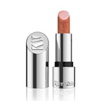 Kjaer Weis Lip Stick Brilliant – silberner Stift mit rosafarbenem Lippenstift, schwarzer Ring, weißem Hintergrund – Lippenpflege