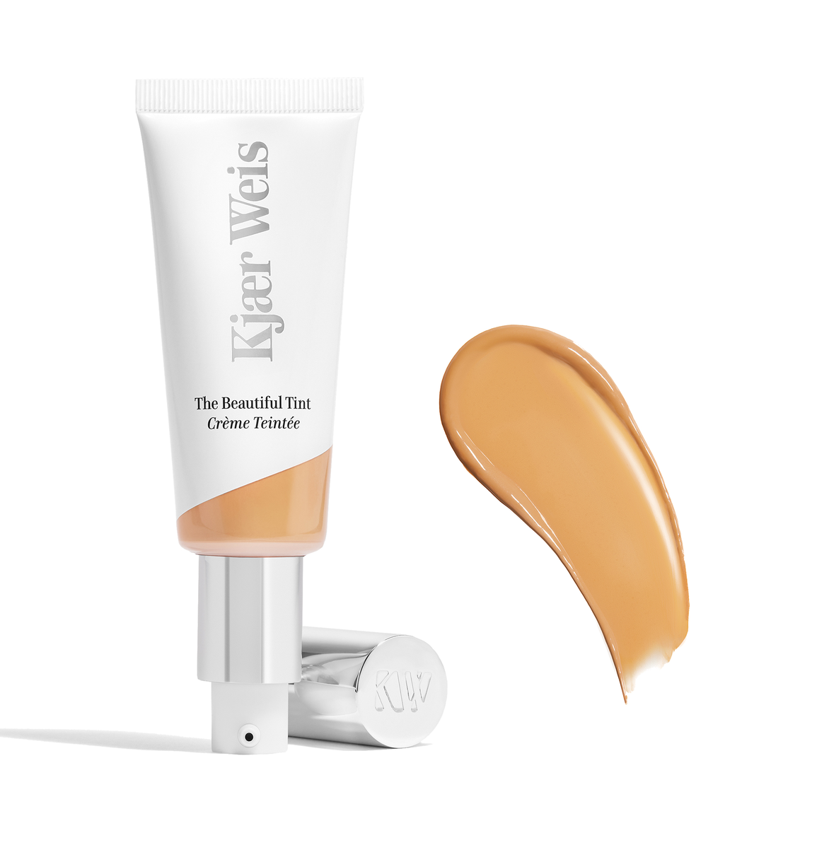 Kjaer Weis The Beautiful Tint Medium 3 – weiße Tube mit silbernem Pumpverschluss, weißer Hintergrund – getönte Creme