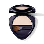 Chanel Highlighter – schwarze Puderdose mit Pinsel, cremefarbener Glanz, weißer Hintergrund – Make-up