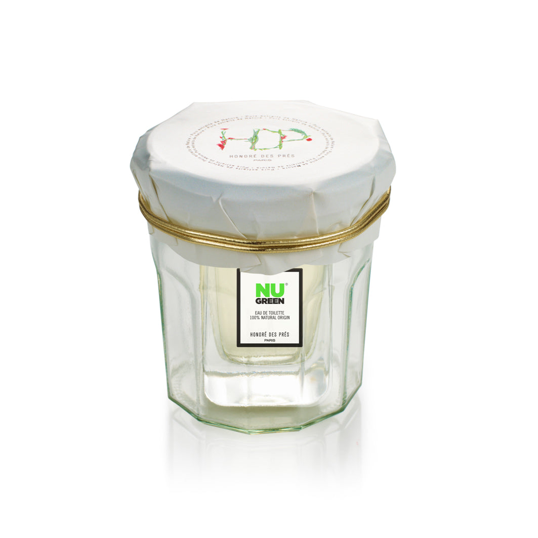 Nu Green Eau de Toilette – klares Glasfläschchen mit weißem Deckel und goldener Kordel, weißer Hintergrund – Parfüm