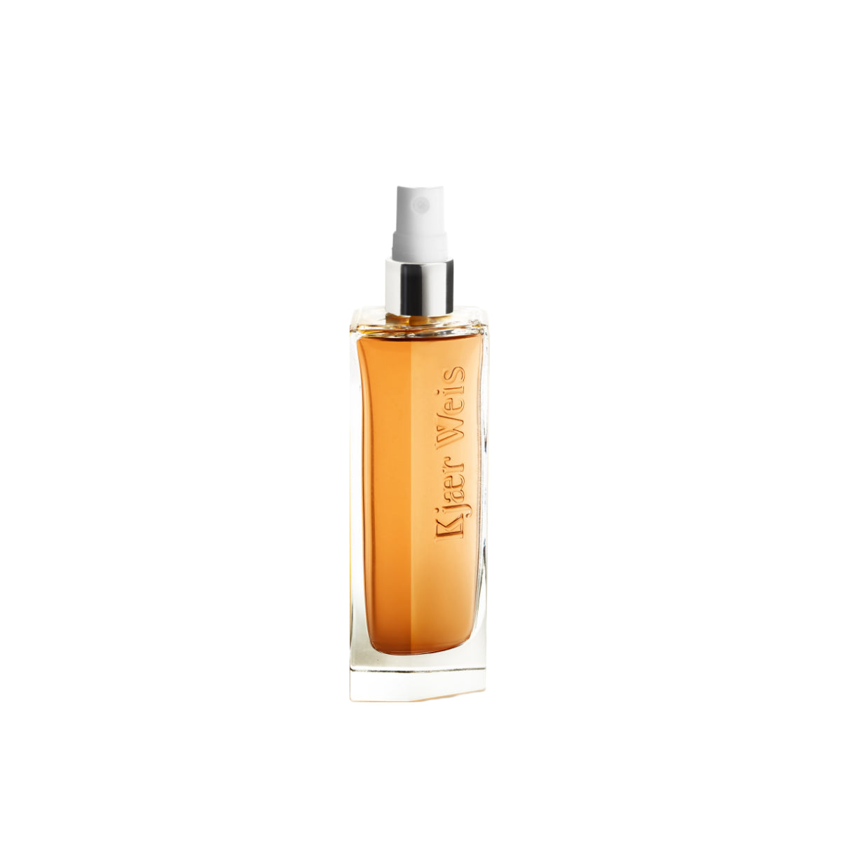 Kjaer Weis Toner – transparente Sprayflasche mit orangefarbenem Inhalt, silberner Sprühdüse, weißem Hintergrund – Hautpflege