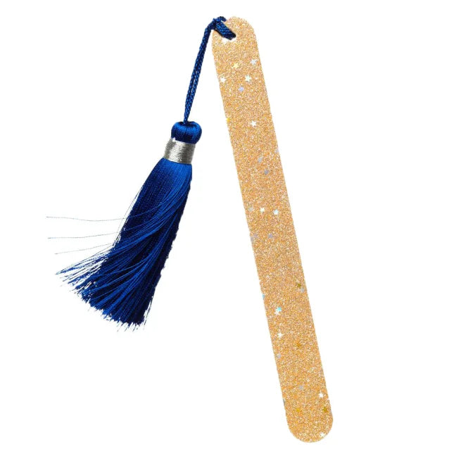 Nagelfeile mit Pompon – goldfarben mit blauem Quastenanhänger, weißer Hintergrund – Nagelpflege