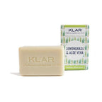 KLAR Festes Shampoo Lemongrass & Aloe Vera – cremefarbene Seife, grün-weiße Verpackung, weißer Hintergrund – Haarpflege