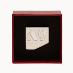 KKW Beauty Iconic Edition – rote Geschenkbox mit silbernem Logo, schwarzer Innenfutter, weißer Hintergrund – Make-up