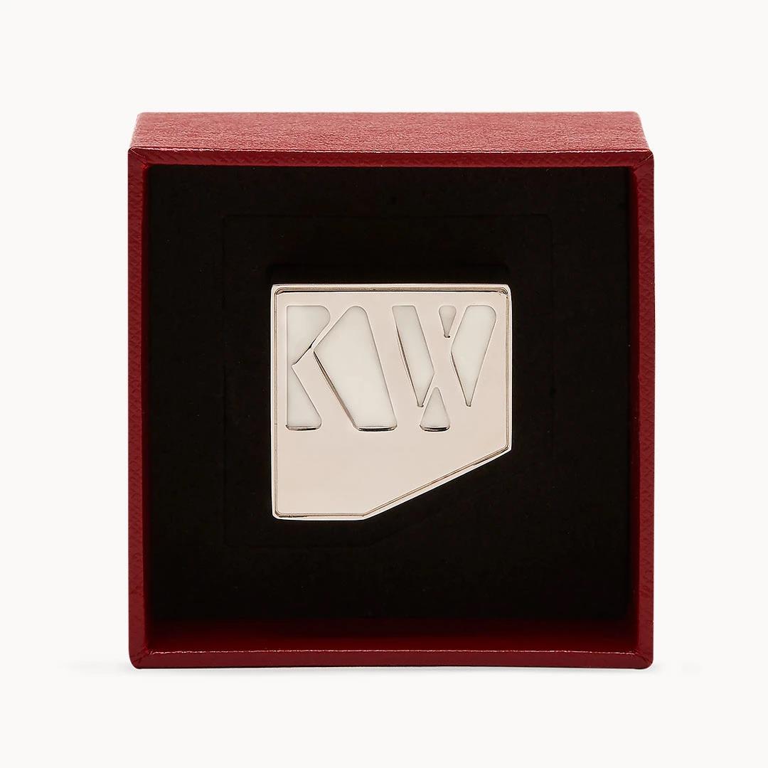 KKW Beauty Iconic Edition – rote Geschenkbox mit silbernem Logo, schwarzer Innenfutter, weißer Hintergrund – Make-up