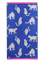 Snow Leopard Organic Cotton Badelaken – tiefblau mit weißen Leoparden, pinker Rand, weißem Hintergrund – Strandtuch