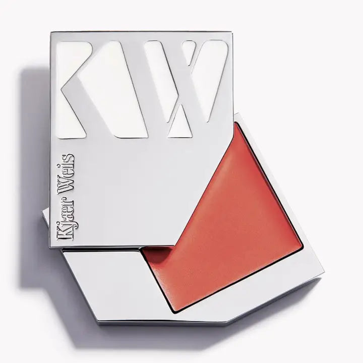 Kjaer Weis Cream Blush Joyful Refill – silbernes Refill-Format, orangefarbener Blush, weißer Hintergrund – Gesichtspflege