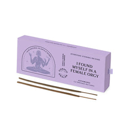 I Found Myself in a Female Orgy Räucherstäbchen – lila Karton, weißer Hintergrund, Ayurvedische Abend-Rituale – Wellness