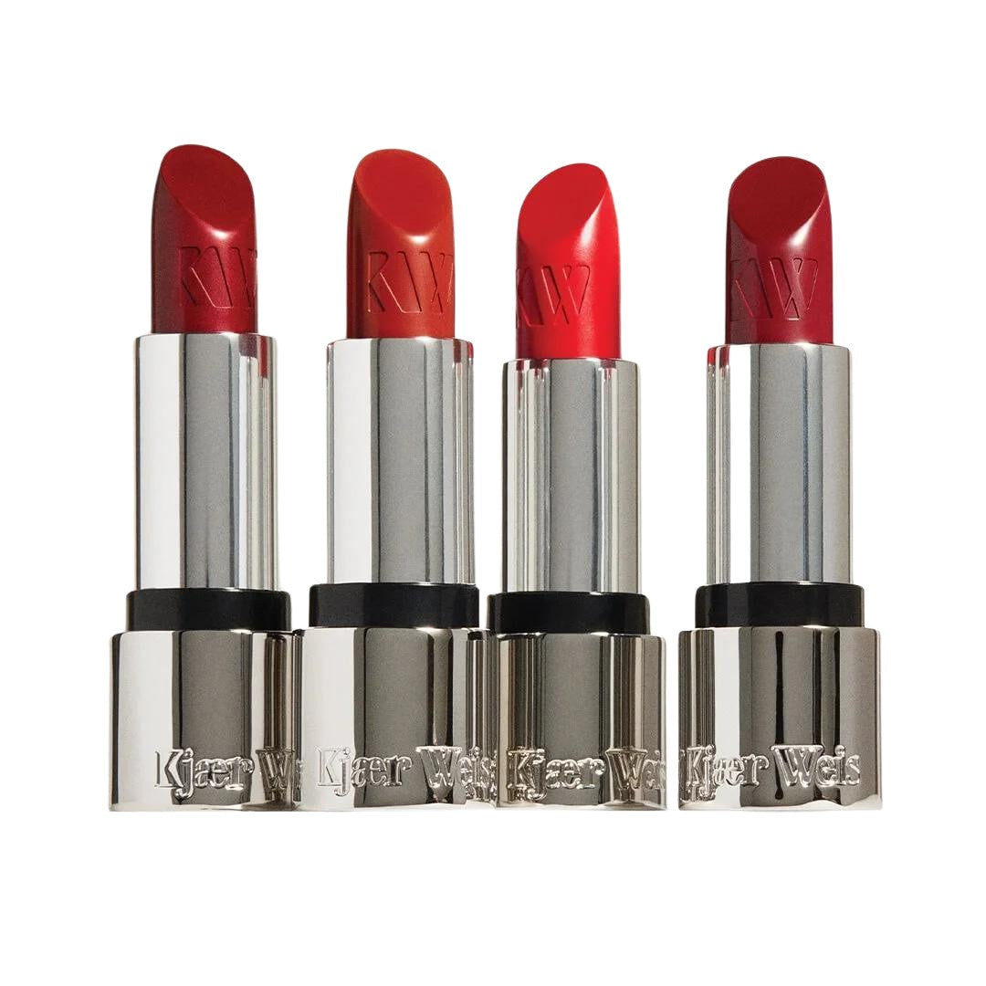 Kjaer Weis Red Edit Lipstick – silberner Stift, rote Farbe, schwarzer Ring, weißer Hintergrund – Lippenstift