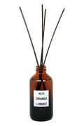 L:A BRUKET No. 315 Coriander Raumdiffusor – braune Glasflasche mit Holzstäbchen, weißem Etikett und weißem Hintergrund – Duftdiffusor
