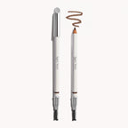 Kjaer Weis Augenbrauenstift – weißer Stift mit silbernem Deckel, Medium Brown, 11g, cremefarbener Hintergrund – Augenbrauenstyling