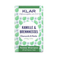 KLAR Festes Shampoo Kamille & Brennnessel, 100g, grün-weiße Verpackung mit Blättern und Blüten – Haarpflege