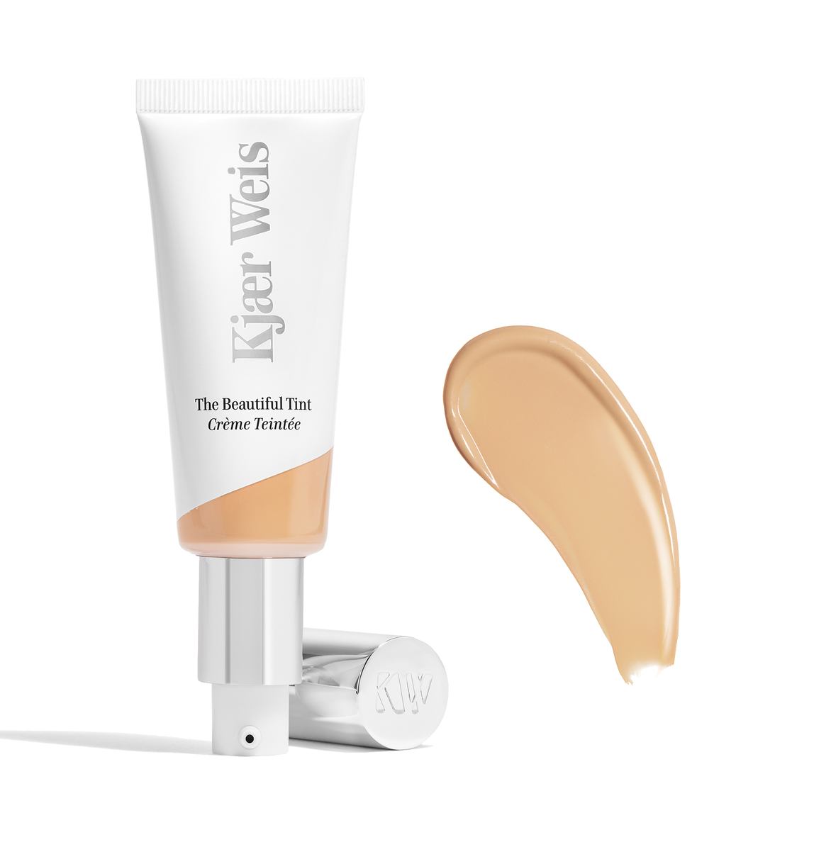 Kjaer Weis The Beautiful Tint Fair 2 – weiße Tube mit silbernem Pumpverschluss, weißer Hintergrund – Make-up