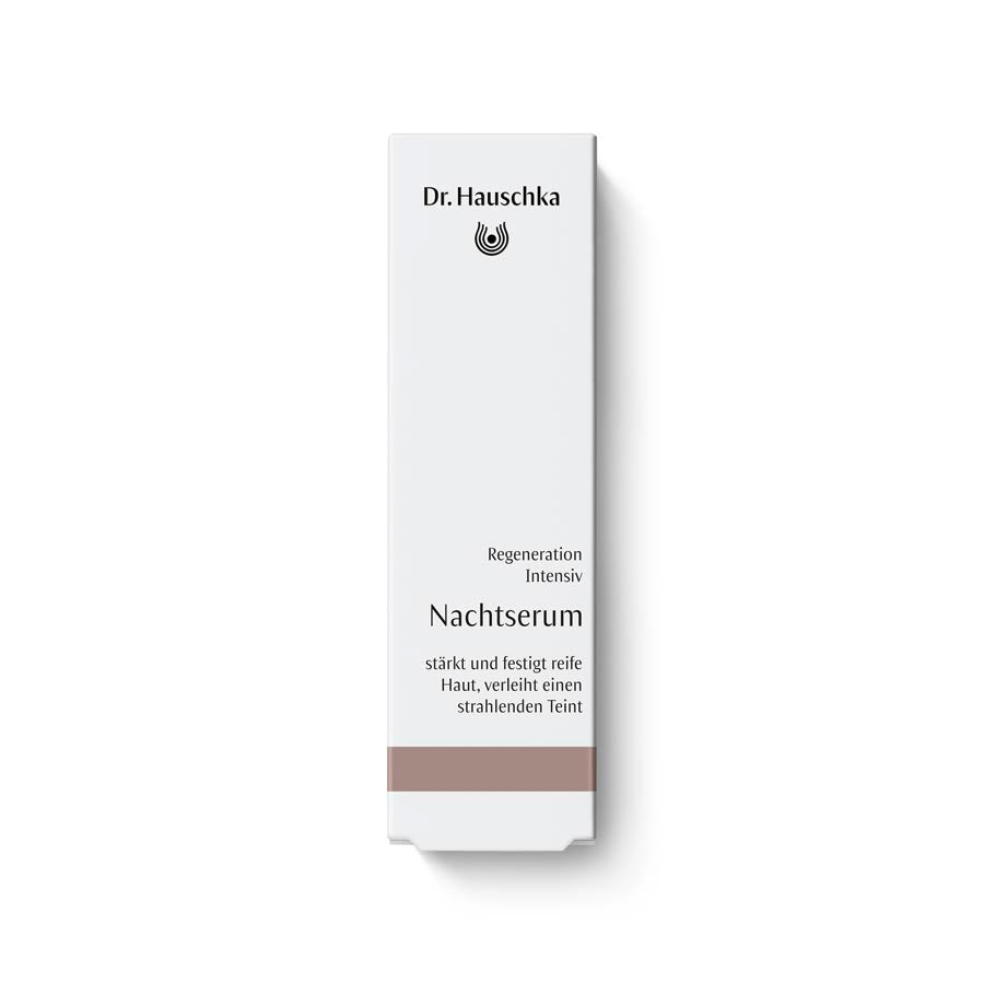 Dr. Hauschka Regeneration Intensiv Nachtserum – weißes Kartonpaket mit braunem Streifen, weißer Hintergrund – Hautpflege