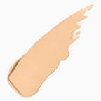 Foundation 002 Pine – cremige Textur, hellbeige Farbe auf weißem Hintergrund – Make-up