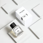 Frau Tonis N°25 Bouquin Eau de Parfum – klares Glasfläschchen mit schwarzem Deckel, weißer Verpackung, weißem Hintergrund – Parfüm