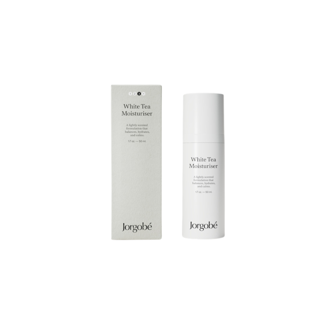 Jorgobé White Tea Moisturiser – weißes Fläschchen 50ml, weißer Deckel, weißer Hintergrund – Hautpflege
