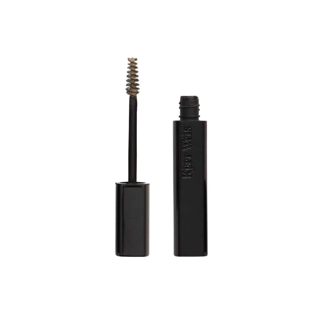 Kjaer Weis Feather Touch Brow Gel – schwarze Tube mit Pinsel, weißer Hintergrund – Augenbrauenstyling