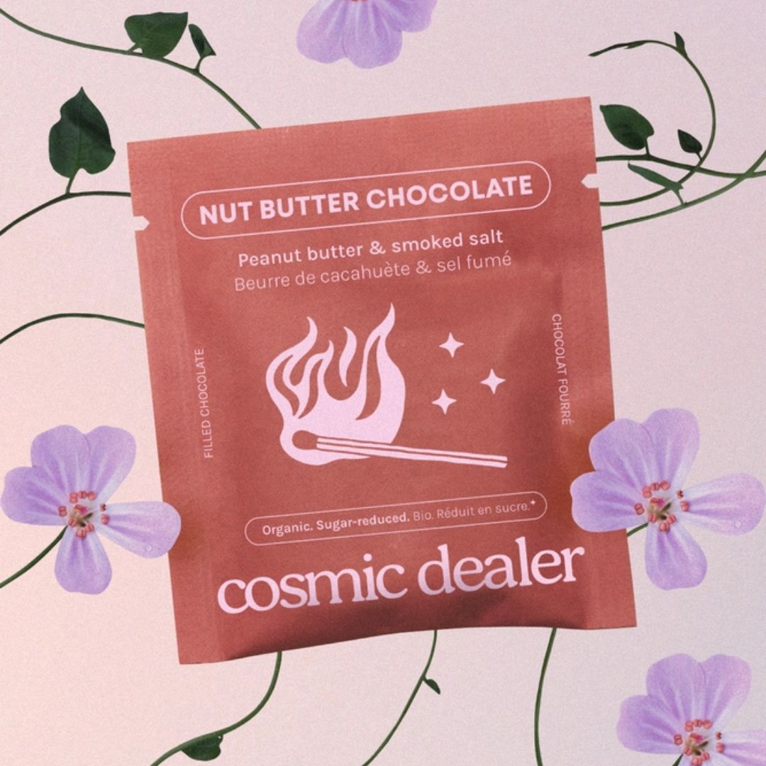 Cosmic Dealer Nut Butter Chocolate – braune Einwegverpackung, lila Blumenhintergrund – Schokolade