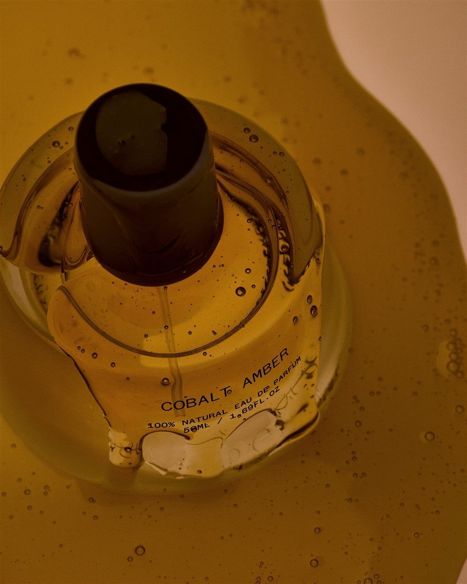 Cobalt Amber Parfümflasche – 50ml, dunkler Deckel, goldener Hintergrund – Parfüm