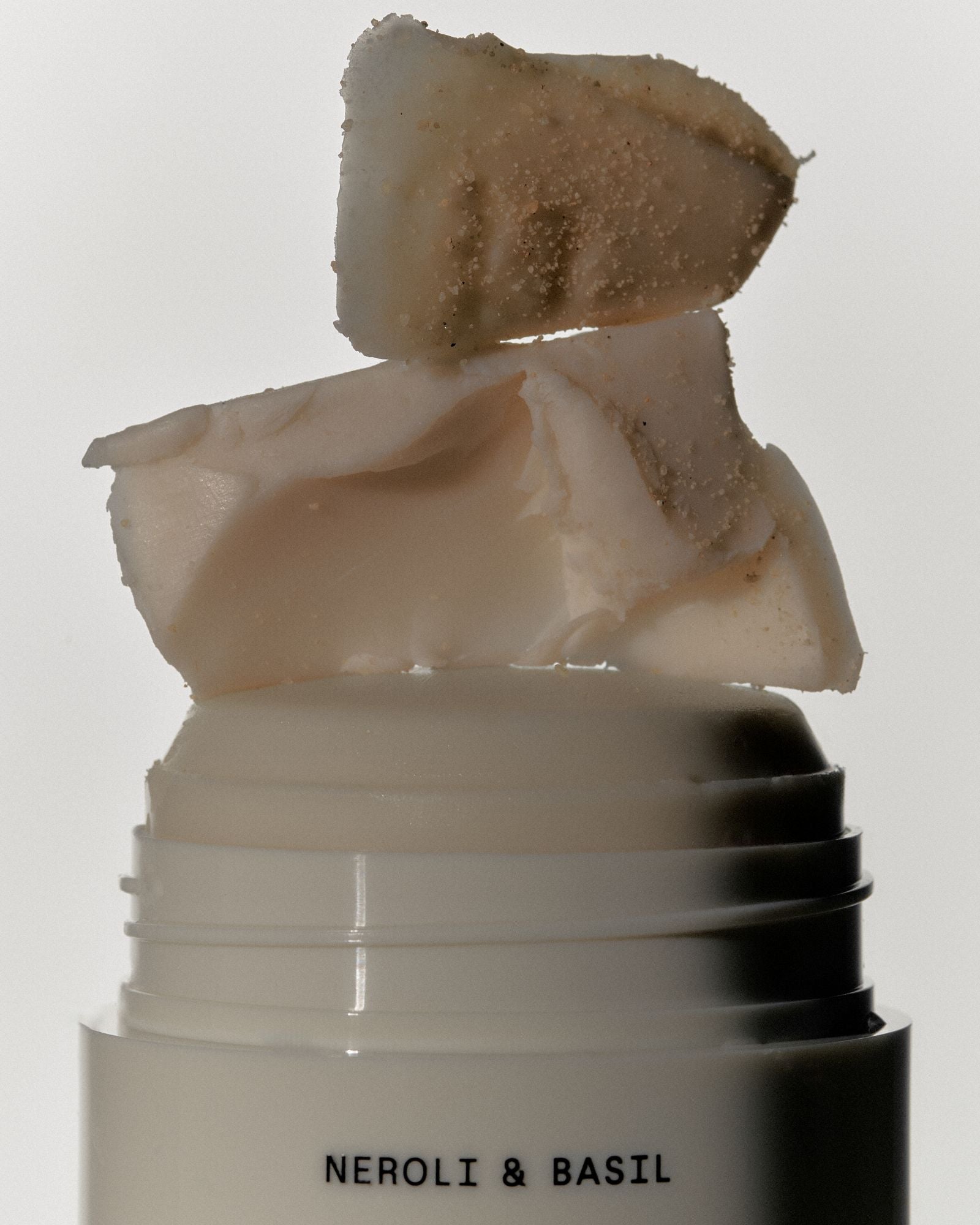 Neroli & Basil Deodorant Extra Strength – cremige Textur in weißem Stift, schwarzer Deckel, weißer Hintergrund – Deo