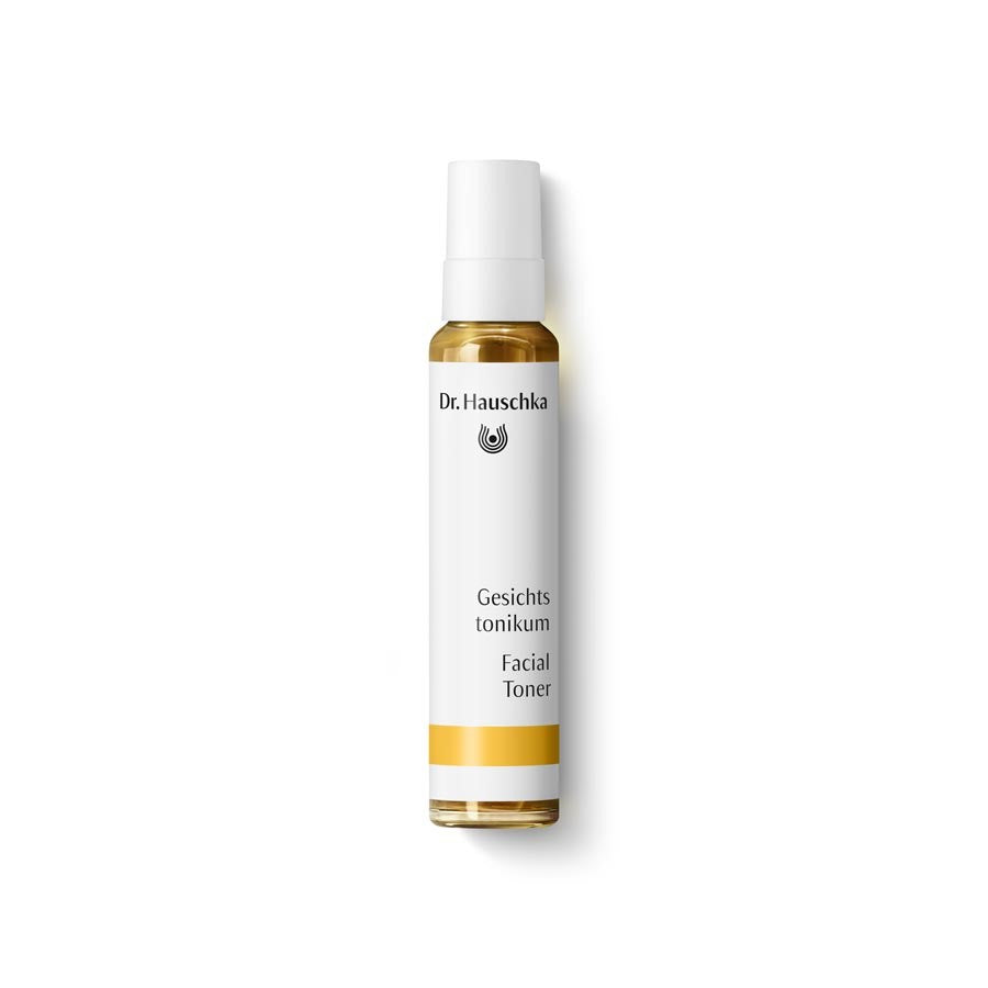 Dr. Hauschka Gesichtstonikum – klare Glasflasche mit Sprühkopf, weißem Etikett und goldener Linie, weißer Hintergrund – Hautpflege