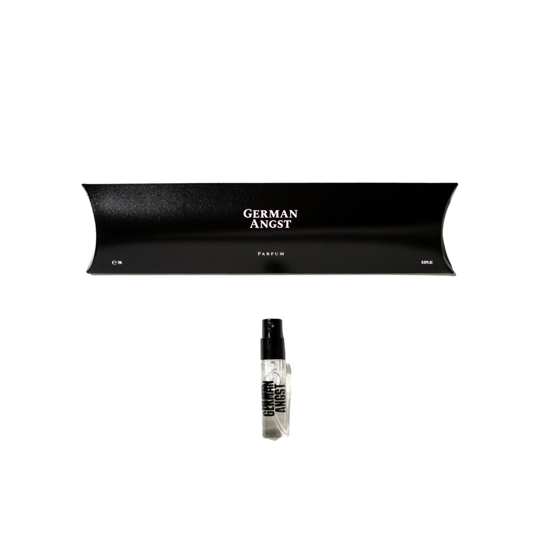 German Angst Parfum 2ml – transparente Sprayflasche mit schwarzem Zerstäuber, schwarze Verpackung, weißer Hintergrund – Parfüm