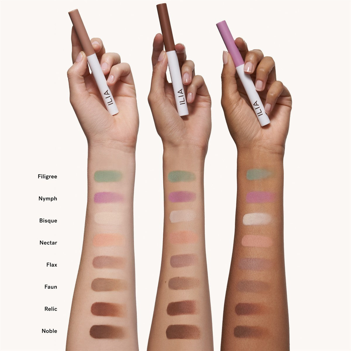 ILIA Eye Stylus Shimmer – weiße Tube mit farbigem Deckel, Swatches auf drei Hauttönen, cremefarbener Hintergrund – Augenmakeup