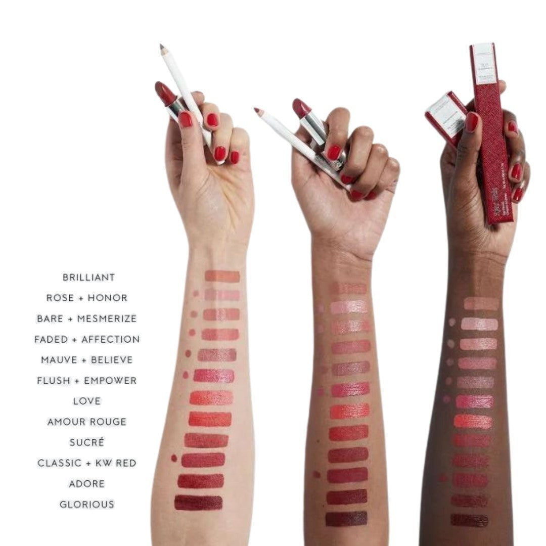Lip Pencil Classic Refill – rote Kartonverpackung, weißer Hintergrund, Lippenstift-Swatches an drei Armen – Lippenpflege