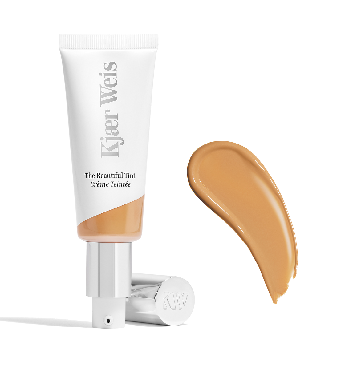 Kjaer Weis The Beautiful Tint Medium 4 – weiße Tube mit silbernem Pumpverschluss, weißer Hintergrund – Gesichts Make-up