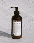 L:A BRUKET No. 243 Bodylotion Fläder – braune Pumpflasche 240ml, schwarzer Pumpkopf, weißer Hintergrund – Körperpflege