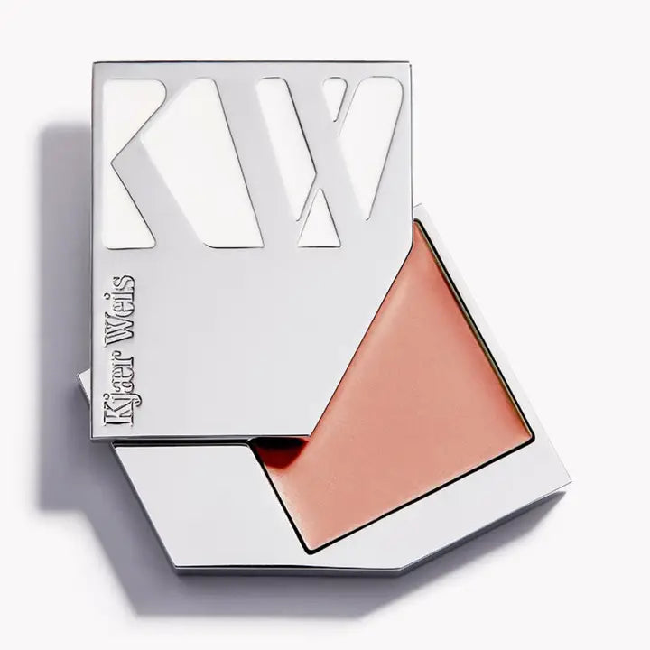 Kjaer Weis Cream Blush Precious Refill – silbernes Refill-Format, rosafarbener Blush, weißer Hintergrund – Gesichtspflege