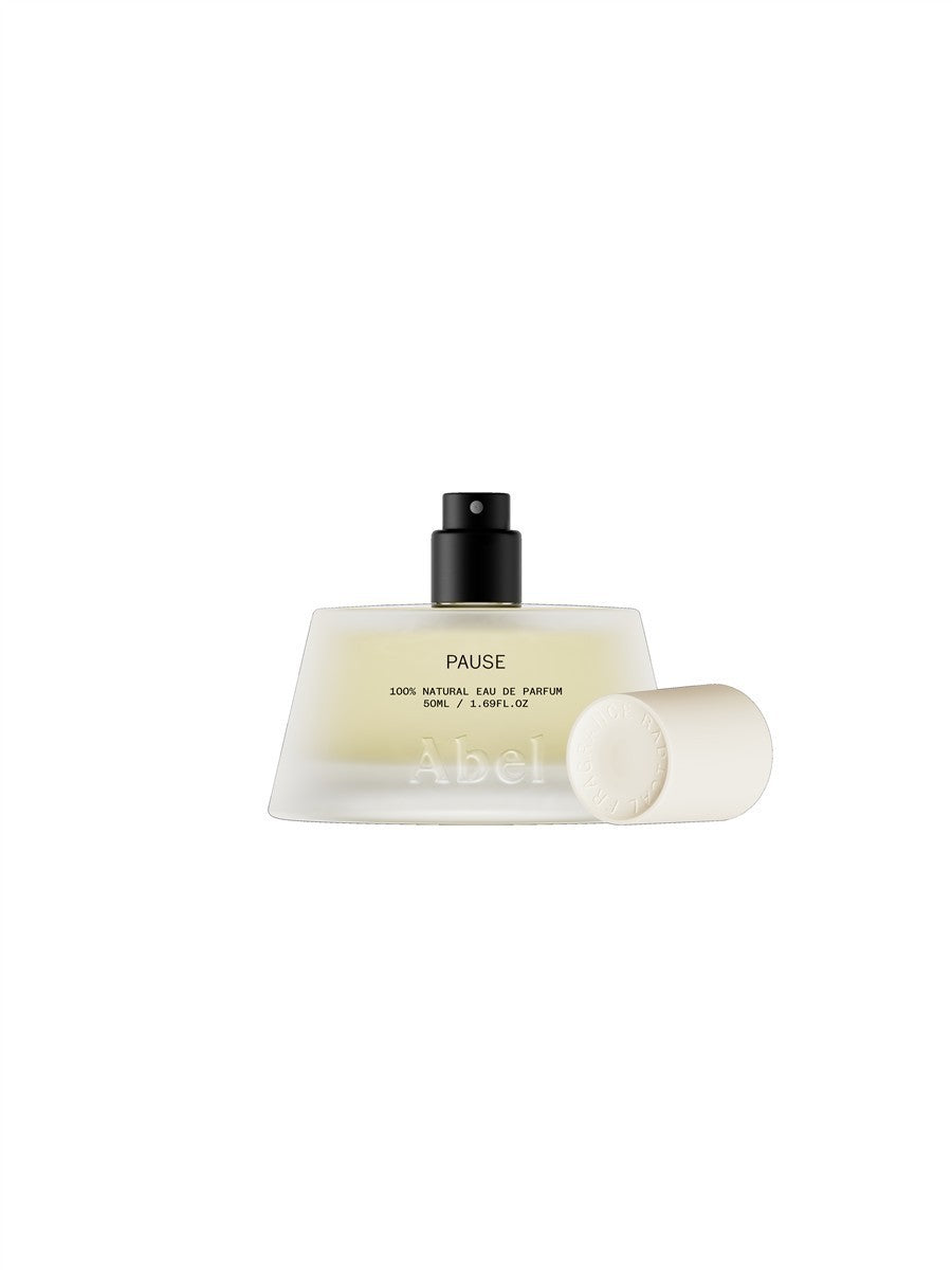 Pause Eau de Parfum – cremefarbene Sprayflasche 50ml, schwarzer Verschluss, weißer Hintergrund – Parfüm