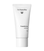 Dr. Hauschka Foundation 06 Walnut – weiße Tube mit weißem Deckel, weißer Hintergrund – Make-up