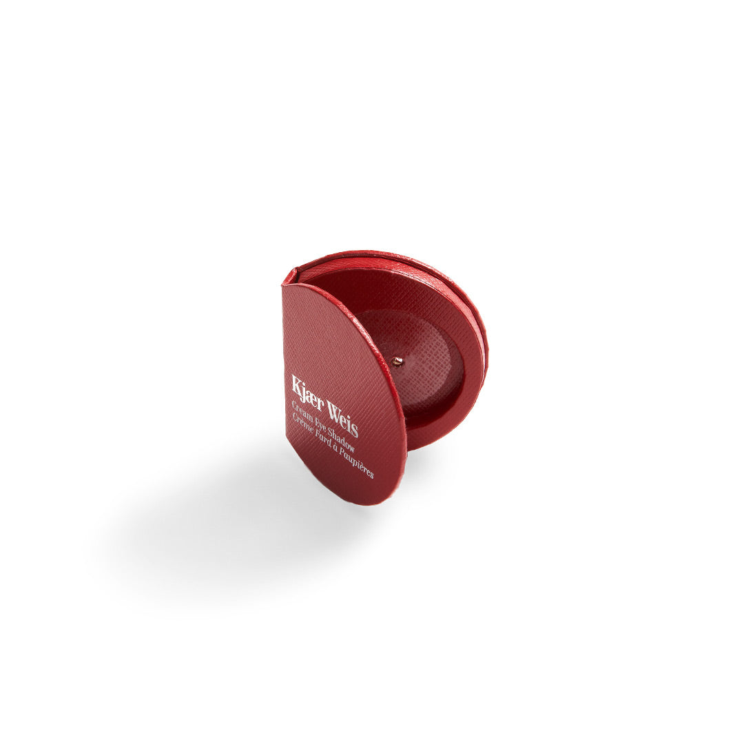 Kjaer Weis Cream Eye Shadow – roter runder Tiegel, geöffnet, weißer Hintergrund – Augenmake-up