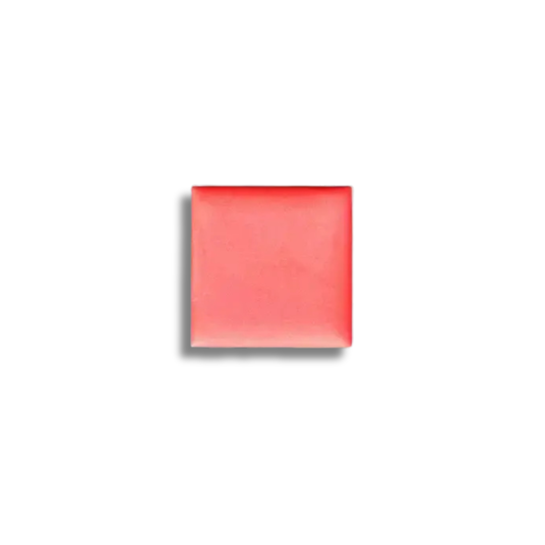 Cream Blush Blushing – quadratische rosafarbene Creme, weißer Hintergrund – Gesichtsmake-up